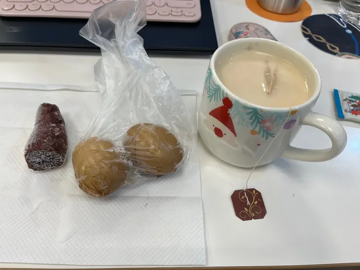 紫薯地瓜+茶葉蛋*2+自製香蘋茶拿鐵。