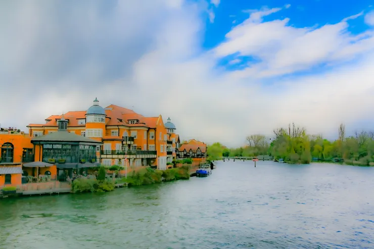 溫莎小鎮的河畔一景