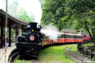 蒸汽機車停靠對高岳的定番照