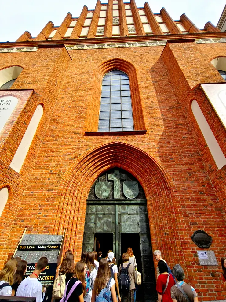 【皇家城堡總主教座堂復舊如舊！聖若望主教座堂，華沙最古老的教堂之一，始建於 13 至 14 世紀，曾是波蘭國王加冕地點，也是 1791 年歐洲第一部、世界第二部成文憲法《五三憲法》頒佈的地方。在二戰的華沙起義期間，幾被德軍完全摧毀。青銅大門常被稱為「慈悲之門」（Porte della Misericordia）。】