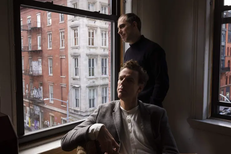 Soundwalk Collective 創辦人 Stephan Crasneanscki 與製作人 Simone Merli 合影 攝影：Nan Goldin。圖片來源：Soundwalk Collective 官方網站