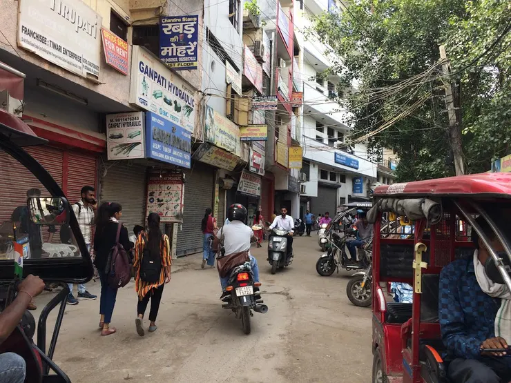 新德里的某個捷運站前