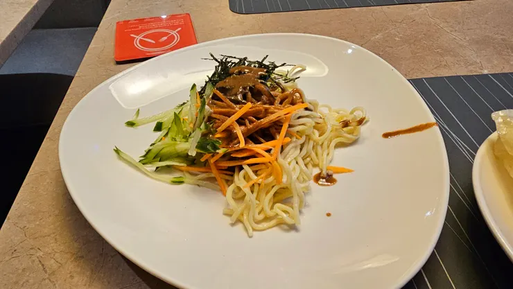 和逸飯店台北民生館的早餐居然有我最愛的麻醬涼麵耶!加分!