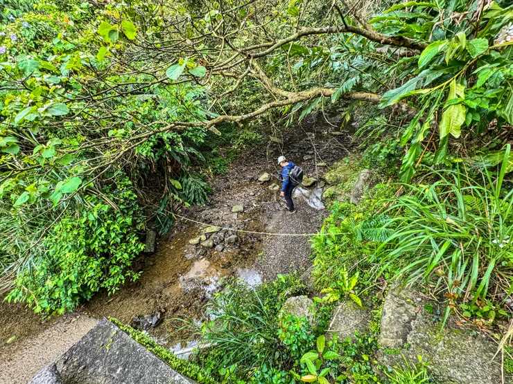 接著我們回到濱海路從一間民宅旁下到小溪底發現布條。