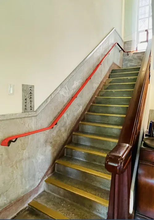 頗有年代感的樓梯。