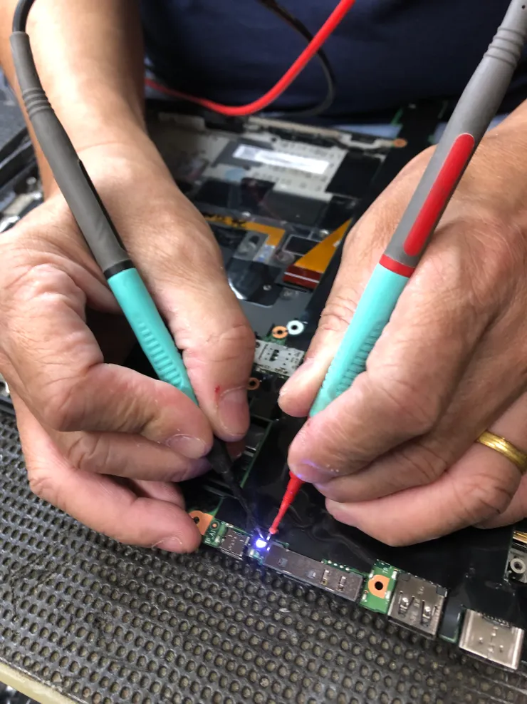 用電表檢查一下燈珠，藍燈亮了！