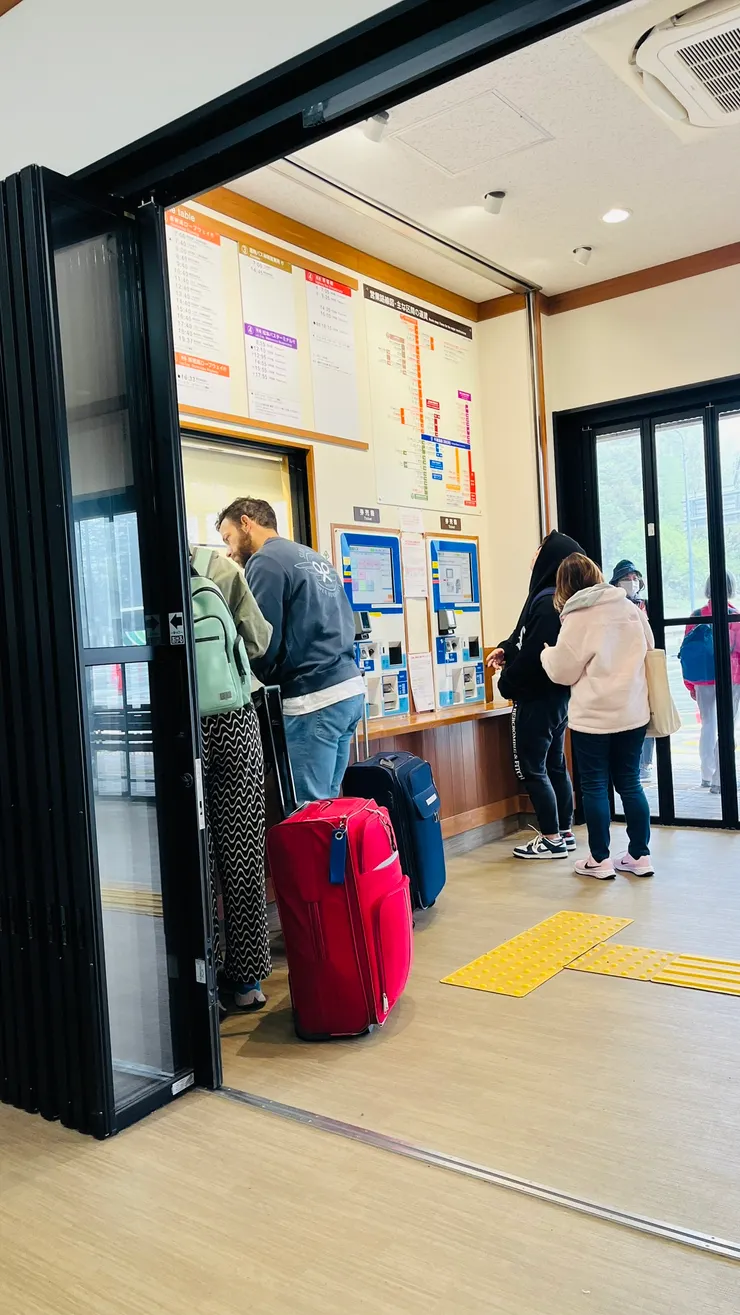 可以直接購票機買票上車。