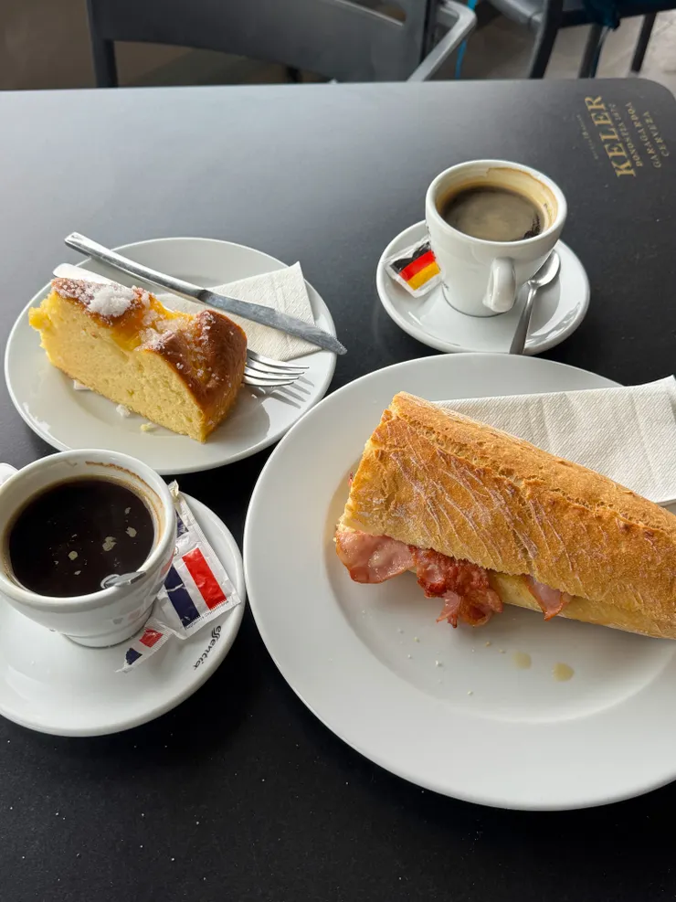 早餐點了麵包夾起司和培根，熱美式和蛋糕