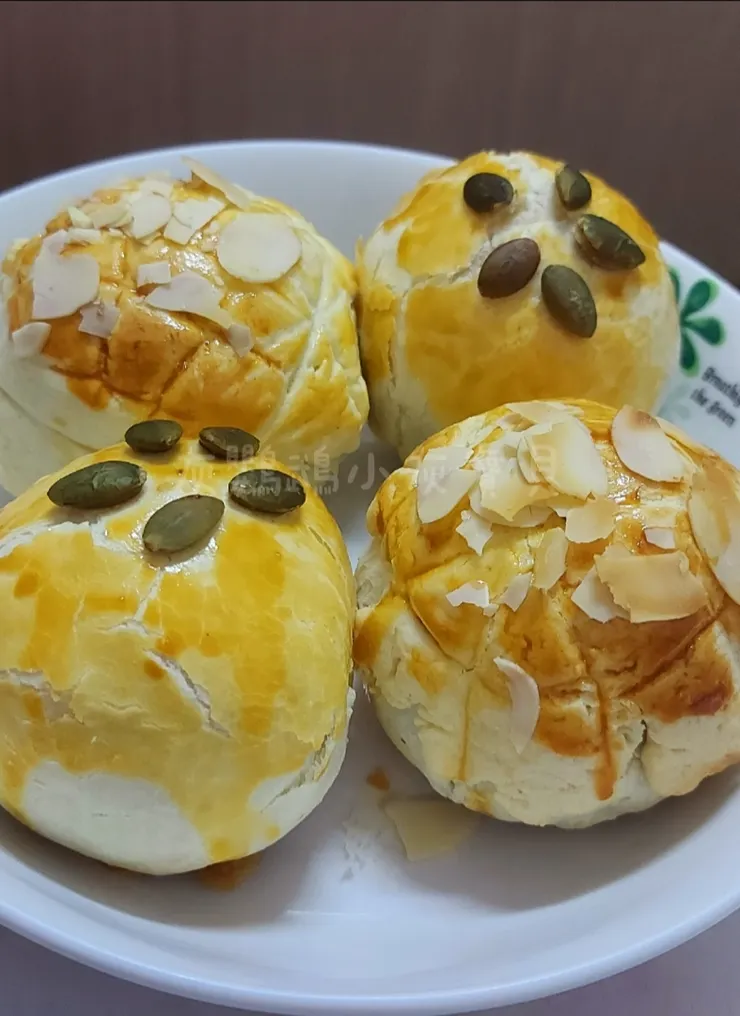 圖片來源：灰鸚鵡小灰寶貝《【蛋黃酥DIY】手工製作螺旋芋頭蛋黃酥＆菠蘿蛋黃酥》https://www.potatomedia.co/s/rVqlny9