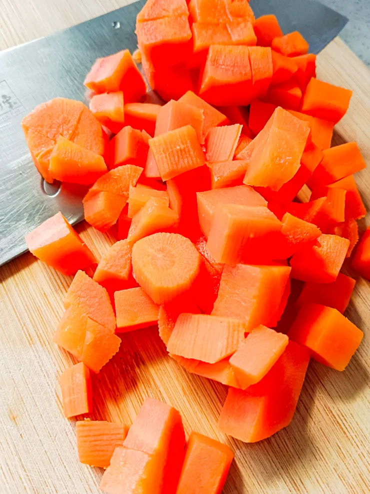 蒸好的紅蘿蔔切丁 梵靈乾坤工作室提供