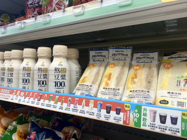 圖說：「豆豆鮮生」熬豆漿（原味）可與「全家」鮮食商品搭購，享有「餐餐超值配」餐促優惠。（資料來源：MR.BEAN豆豆鮮生）