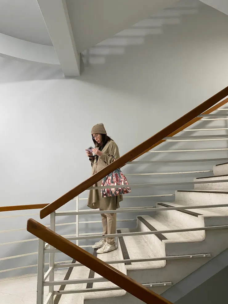 水平欄杆的桿件是固定在樓梯側面，階梯感覺更乾淨