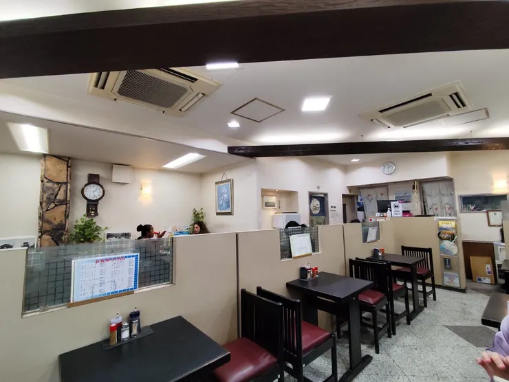 店內偏小~但老闆真的人很好，我們就在店內用餐了😄