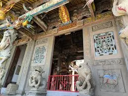 廟門前兩隻石獅子對望（圖片來源Facebook)