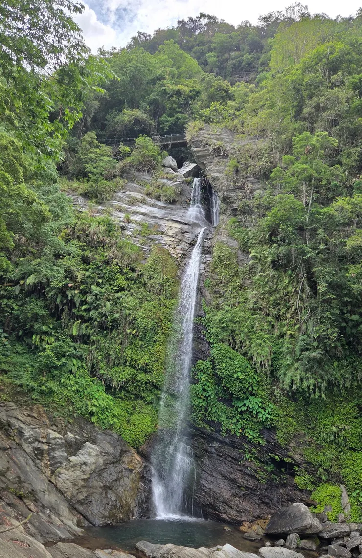 山風瀑布落差約 70m，鏡頭上方是山風二號吊橋，瀑布分三級跌落，海拔約 535~595m