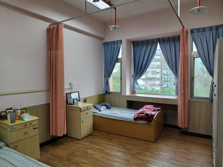 訪團參觀愛德養護中心寢室。