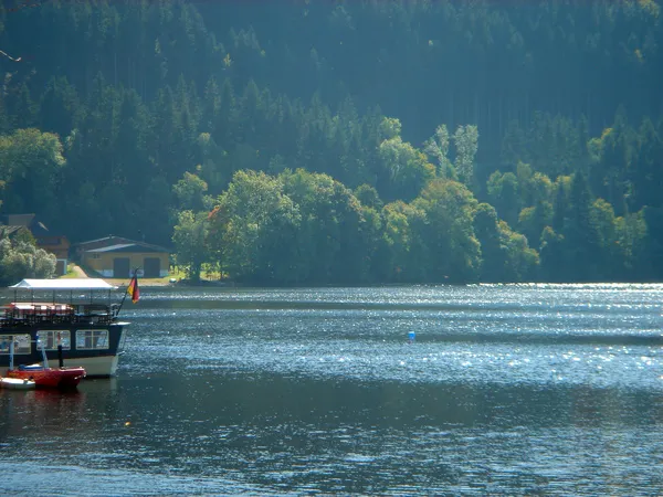 波光粼粼的蒂蒂湖