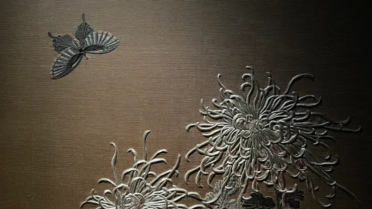 細看屏風上的刺繡，菊花花瓣似乎迎風飛舞，真是嘆為觀止