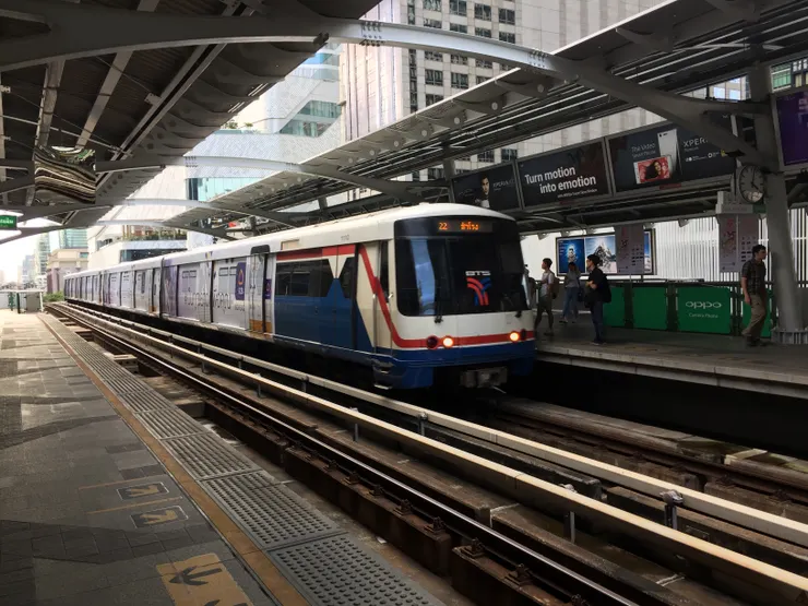 搭捷運BTS去碼頭搭船遊河