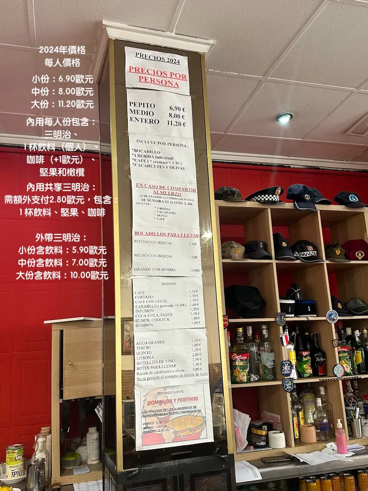 大大的貼在牆壁上的菜單