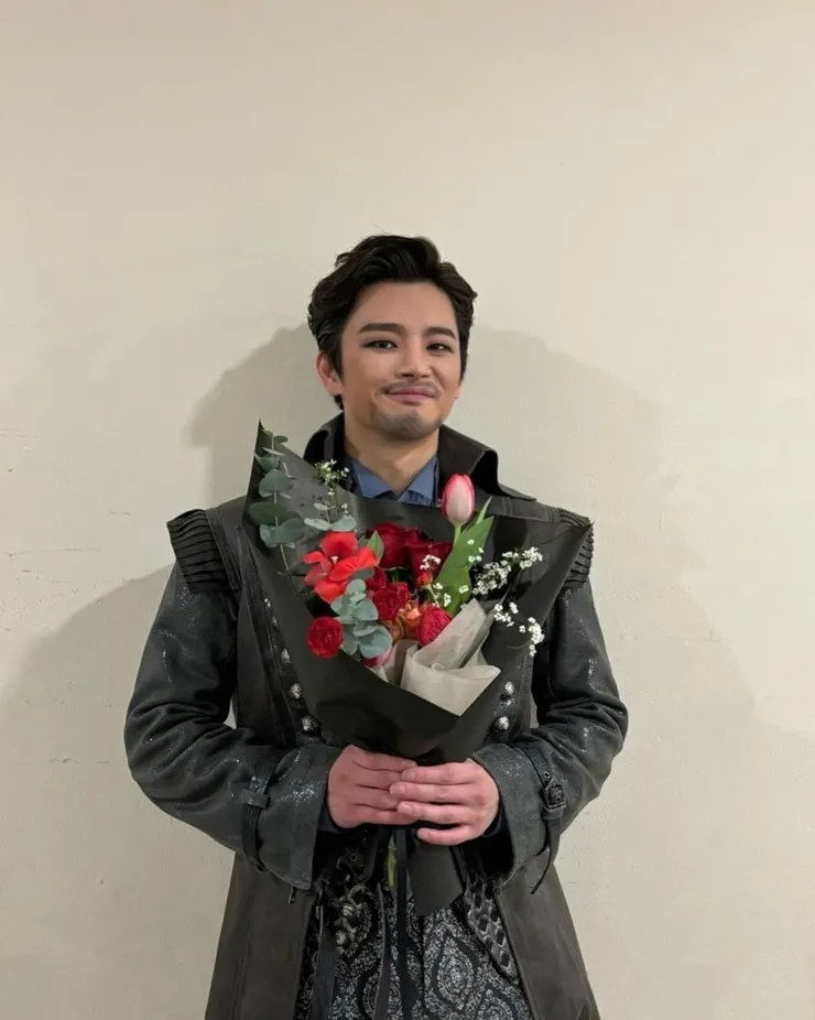 結束時公司送了花束慶祝他跑完全公演！