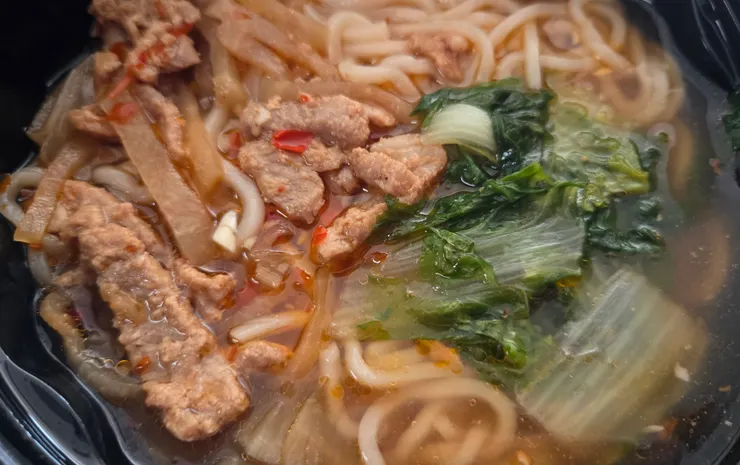 肉絲，菜，麵都好吃😋