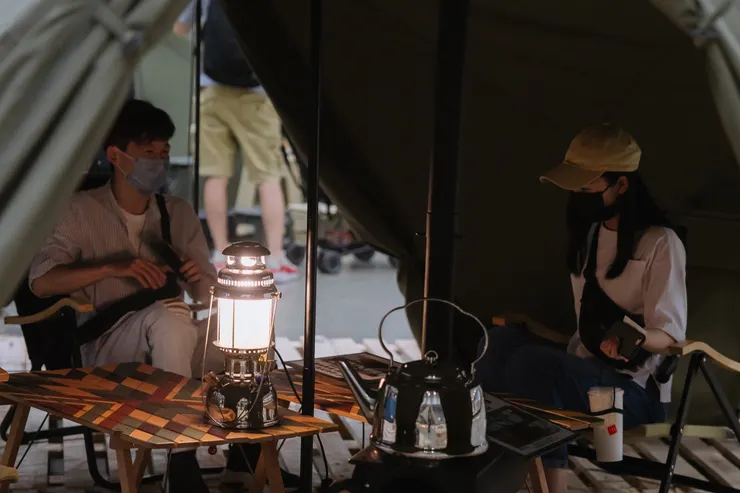 ▲「前夜祭」音樂派對,提供戶外風格的點心、酒水,以及透過大自然聲音元素融入電子音樂,讓民眾隨著節奏律動。(圖/主辦單位提供)