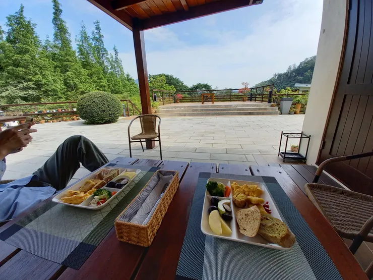 秋已到，預計冬天再訪這家民宿看水杉變色，圖左上角即水杉