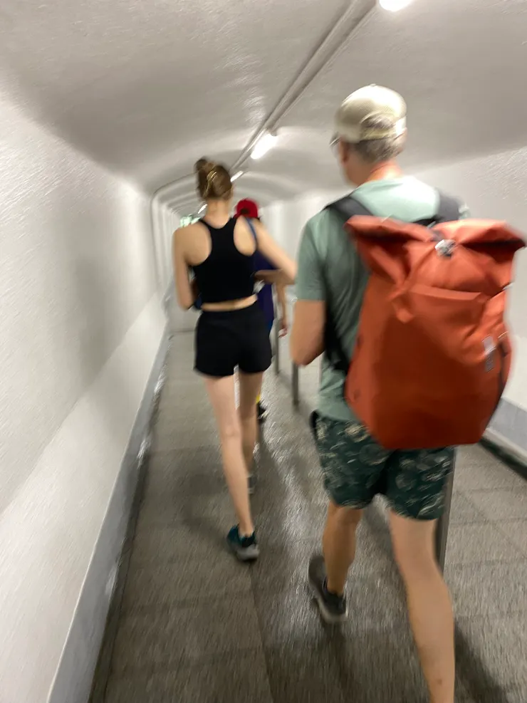 穿越清涼的地下道