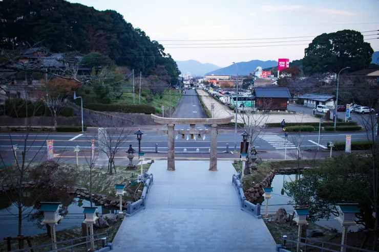 武雄溫泉站的神社，站在高處看向遠方的樣子。