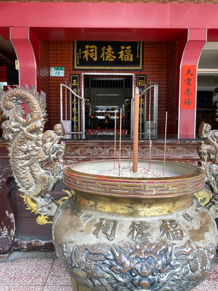 「溪洲福德宮」主祀福德正神，是地方信仰中心。