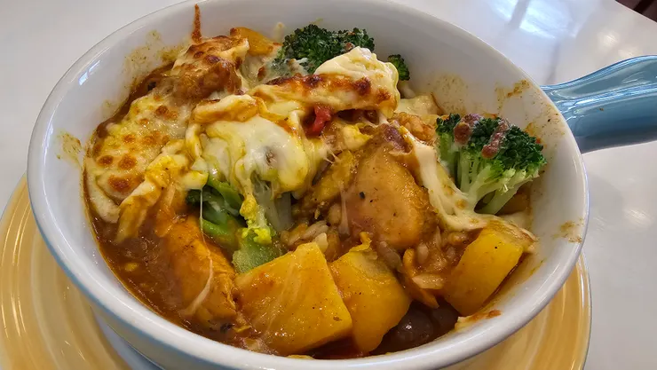 這是儒儒點的咖哩雞肉焗烤飯!