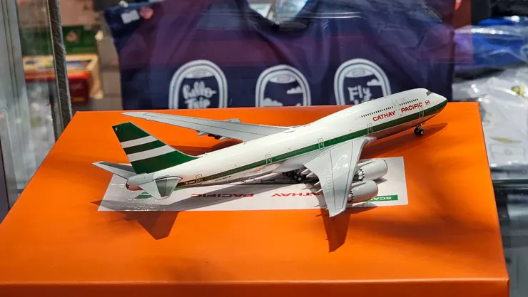這是披上國泰航空經典舊塗裝的波音747-8貨機!