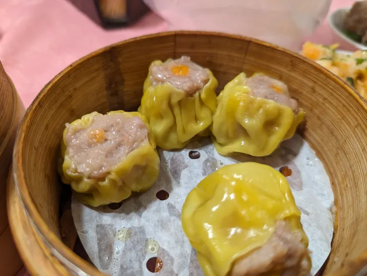 金獅樓的蟹黃燒賣飽滿多汁