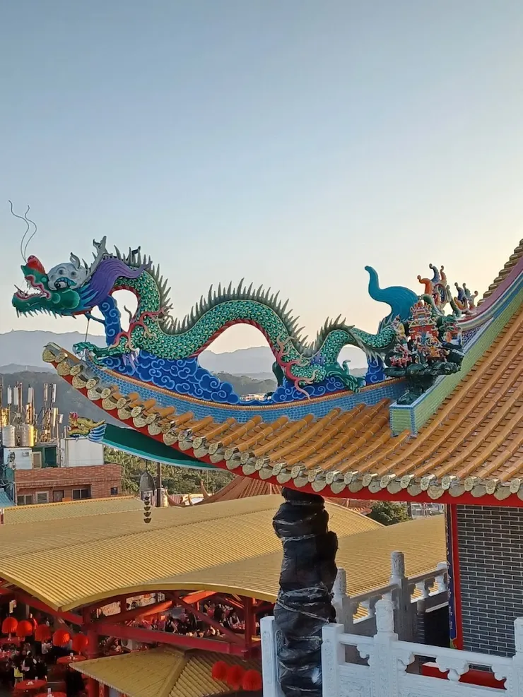 屋脊上神龍剪黏工藝（圖片截圖於網路）