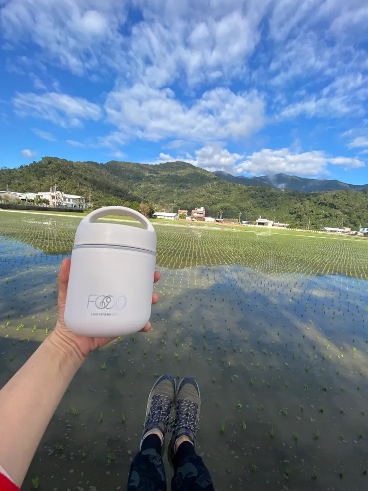 騎累了坐在田邊吃水果小歇一下