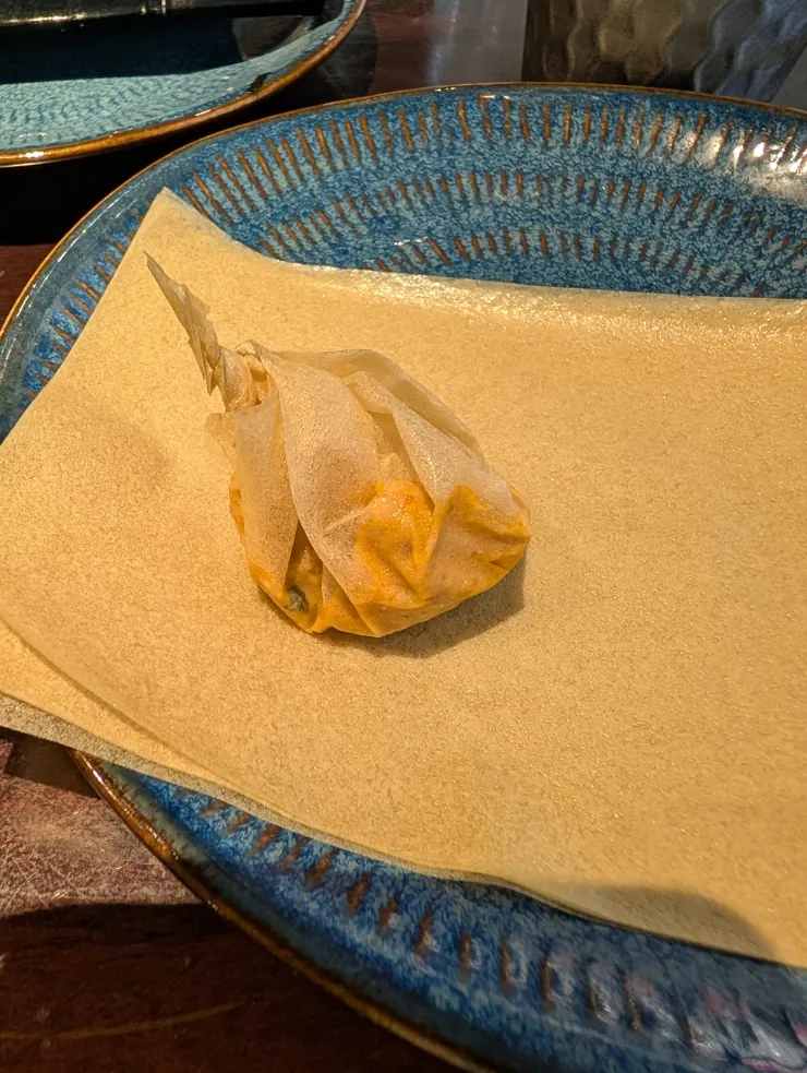 用餅皮包好的三寶滑