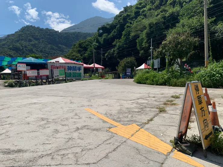 過雙龍橋之後，就會看到路牌指引要將車輛停在停車場