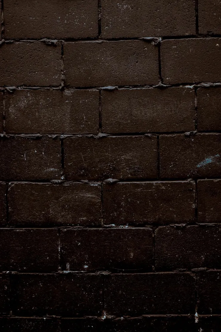 那些裂痕裡藏著你的溫暖， 每一次我想放棄的時候， 都會想起你那句話—— 「要小心唷。」 然後，我又能繼續往前走。