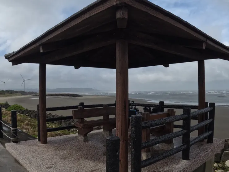 貼著海的景觀台,可以發呆很久。