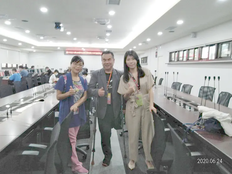 一隻腳凸全台灣!邱允文雕刻生命故事經營績效