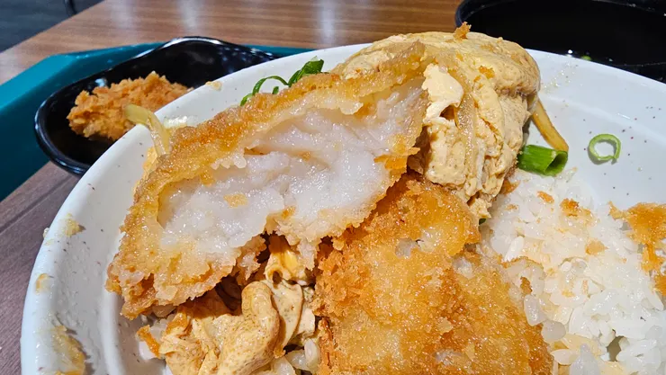 鮮五丼的魚肉口感細緻綿密!很像在吃飛機餐的魚肉!