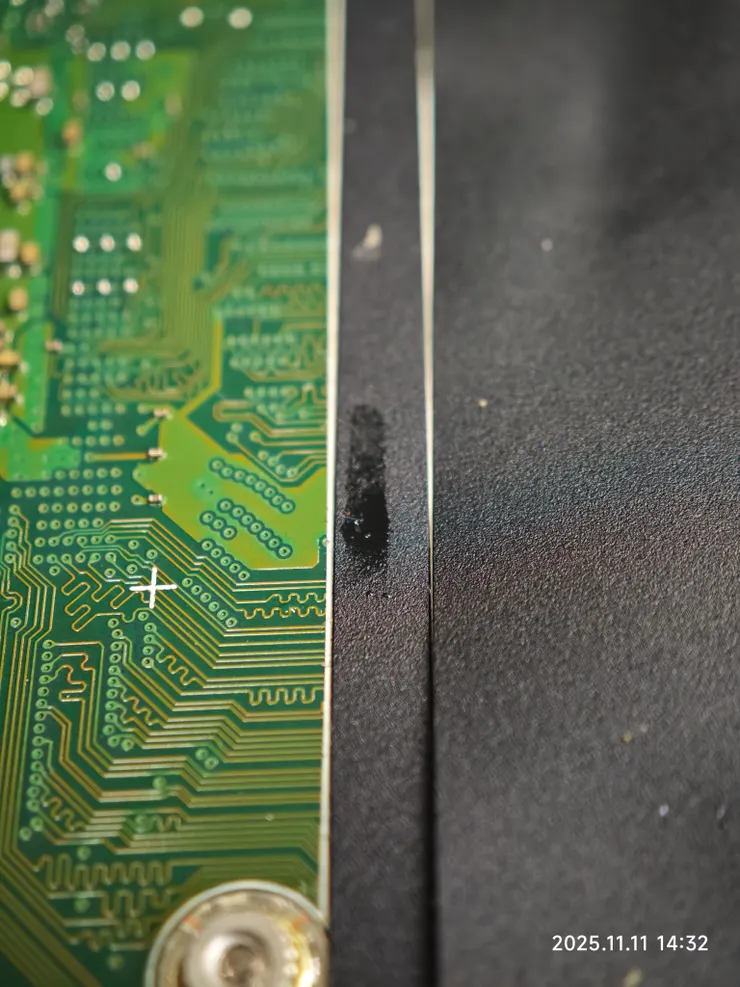 這邊就更神奇了，水順著電路走，差1mm就滲過去了。