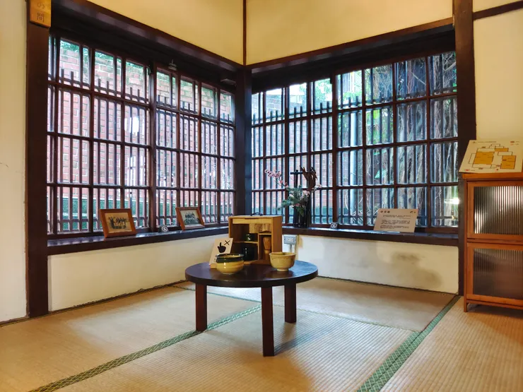 茶之間（相當於飯廳）窗上的木柵欄，喚起我許多童年的回憶，小時候常站在窗前平台等爸媽或與路過的鄰居打招呼。