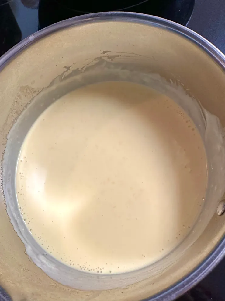 鮮奶油200ml倒入鍋中,小火煮熱,加入適量奶油、起司片5片不斷攪拌直到融化(圖/躲貓貓)