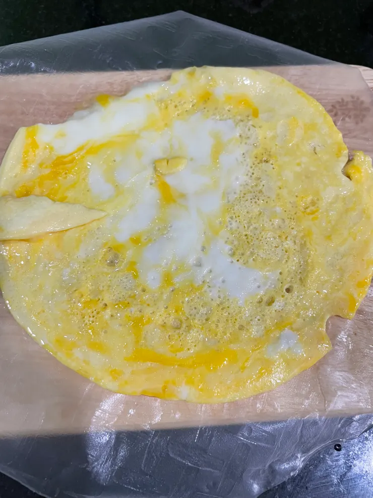 軟化的米紙包起蛋皮