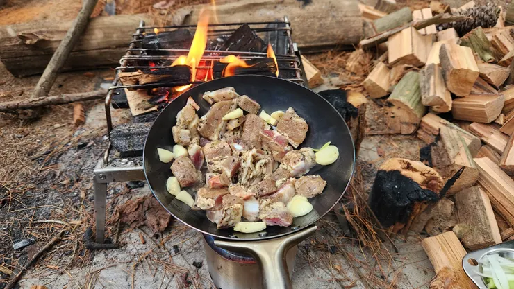 這次帶了中華鐵鍋上山，就是為了要炒炒炒的啊~