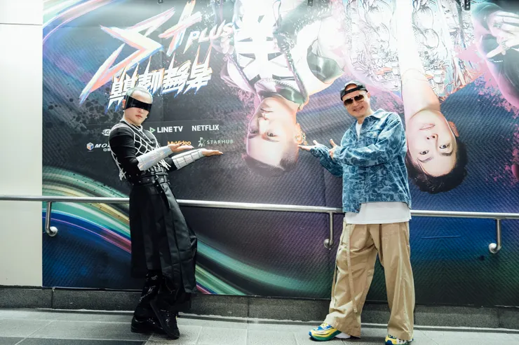 左起－人稱「惡魔天后」的徐百川與節目出品人張瑞哲在顛倒廣告看板前合照。（圖／《S+PLUS巔峰舞者》提供）