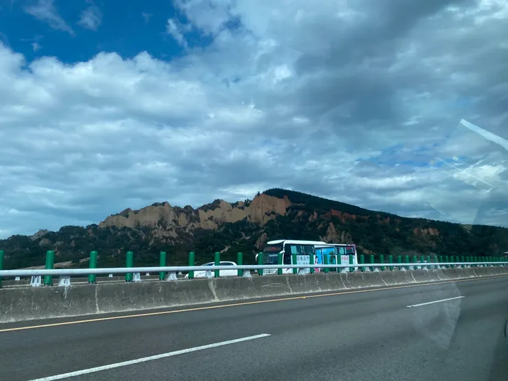 這是爸爸載著我的時候，從車窗看出去的風景⛰️