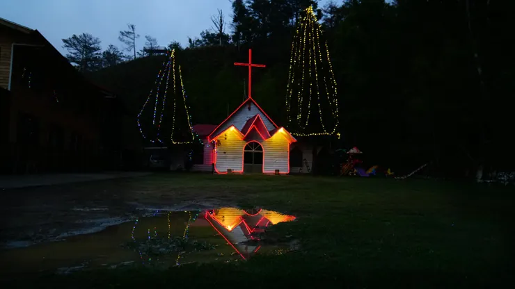 清晨的司馬庫斯教會